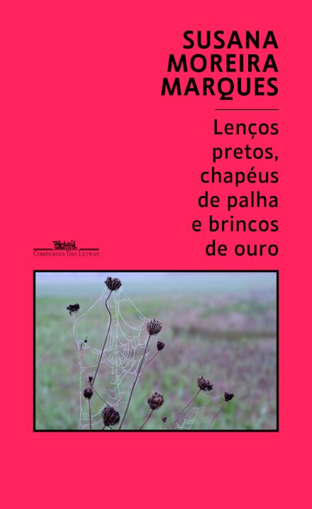 Lenços pretos, chapéus de palha e brincos de ouro